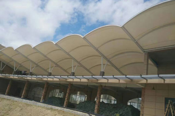 林芝搭建煤棚使用膜材加工：節(jié)約時(shí)間，提升效率